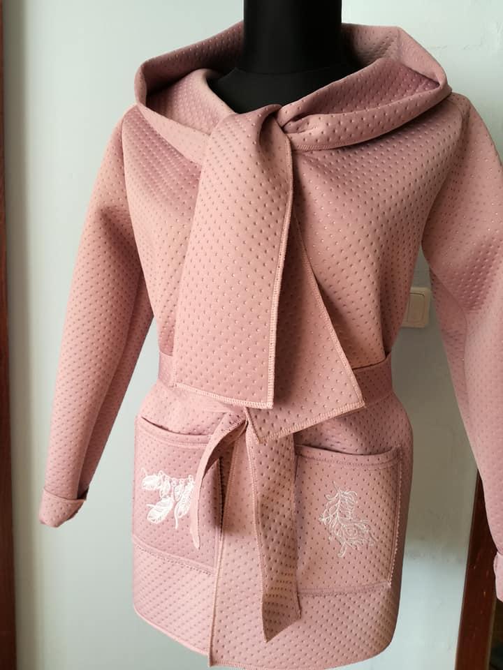 Embroidered woman pink coat with feathers designs