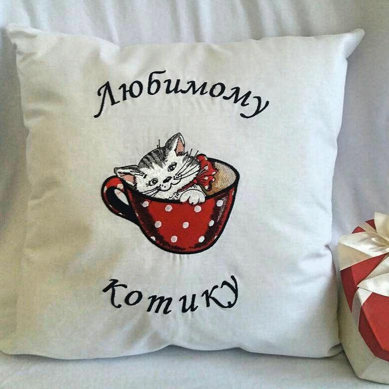 Embroidered cushion with cat in cup