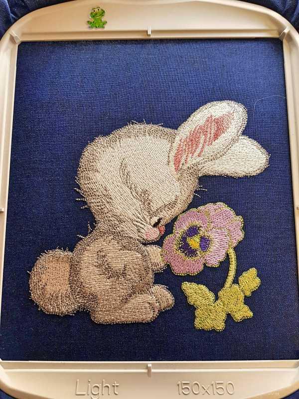 In hoop Bunny smells flower embroidery design