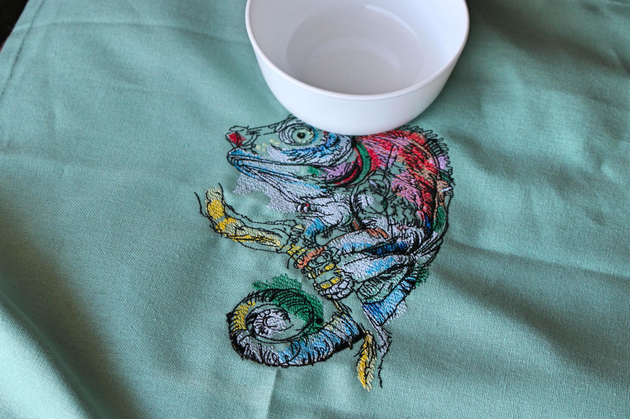 Embroidered napki lizard and cup