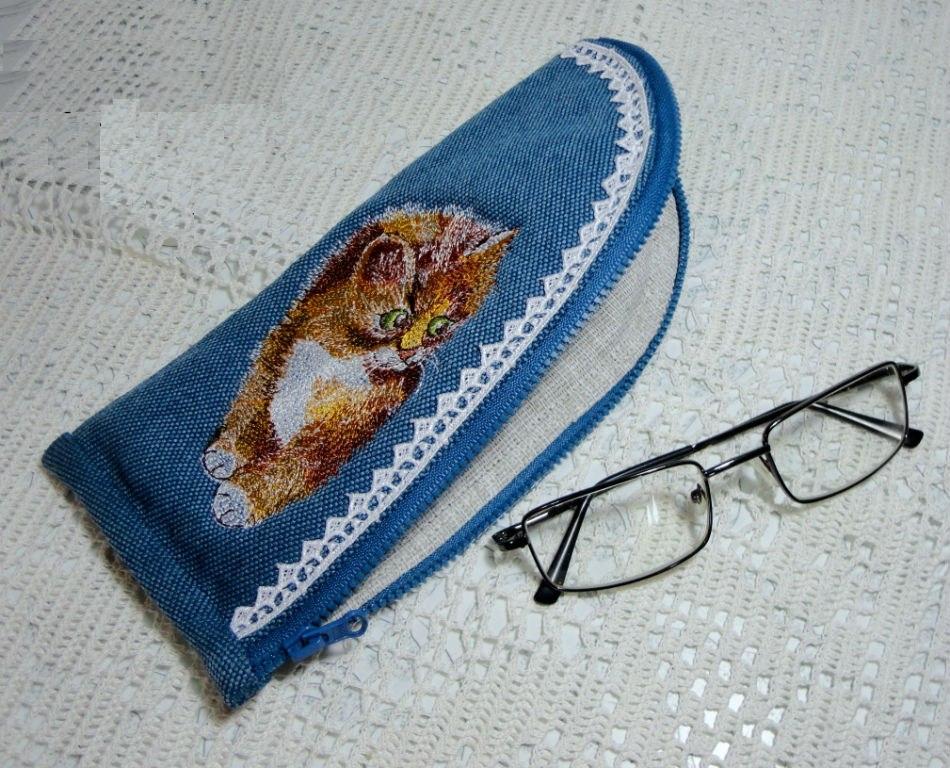 Embroidered glasses case with curious kitten design