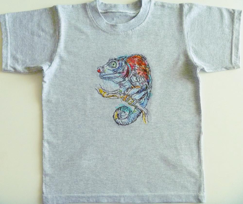 Embroidered t-shirt with lizard on tree design