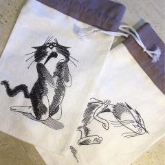 Tow textile bags with funny cats free embroidery design