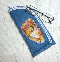 Embroidered case for glasses curious kitten design