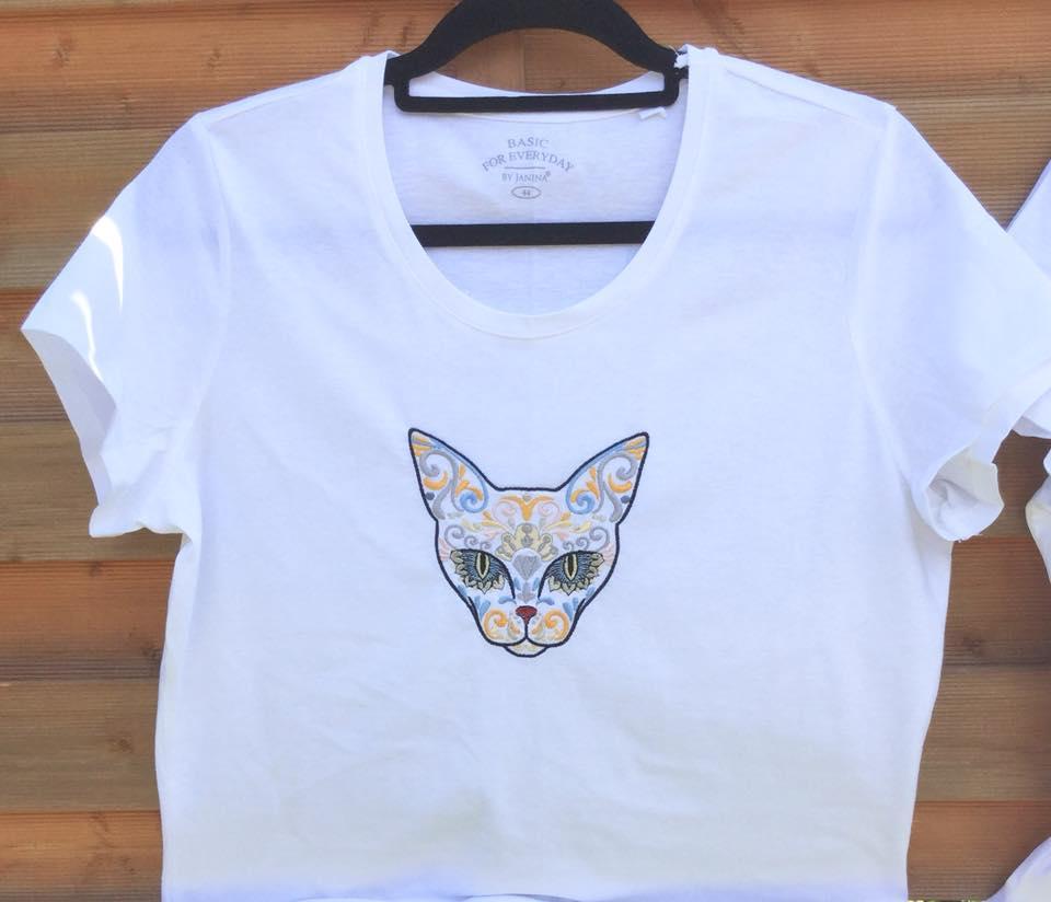 Embroidered t-shirt with Mexican cat design