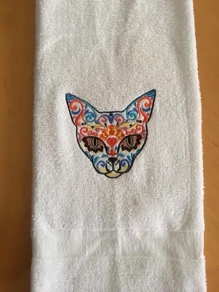 Embroidered towel with Mexican cat design