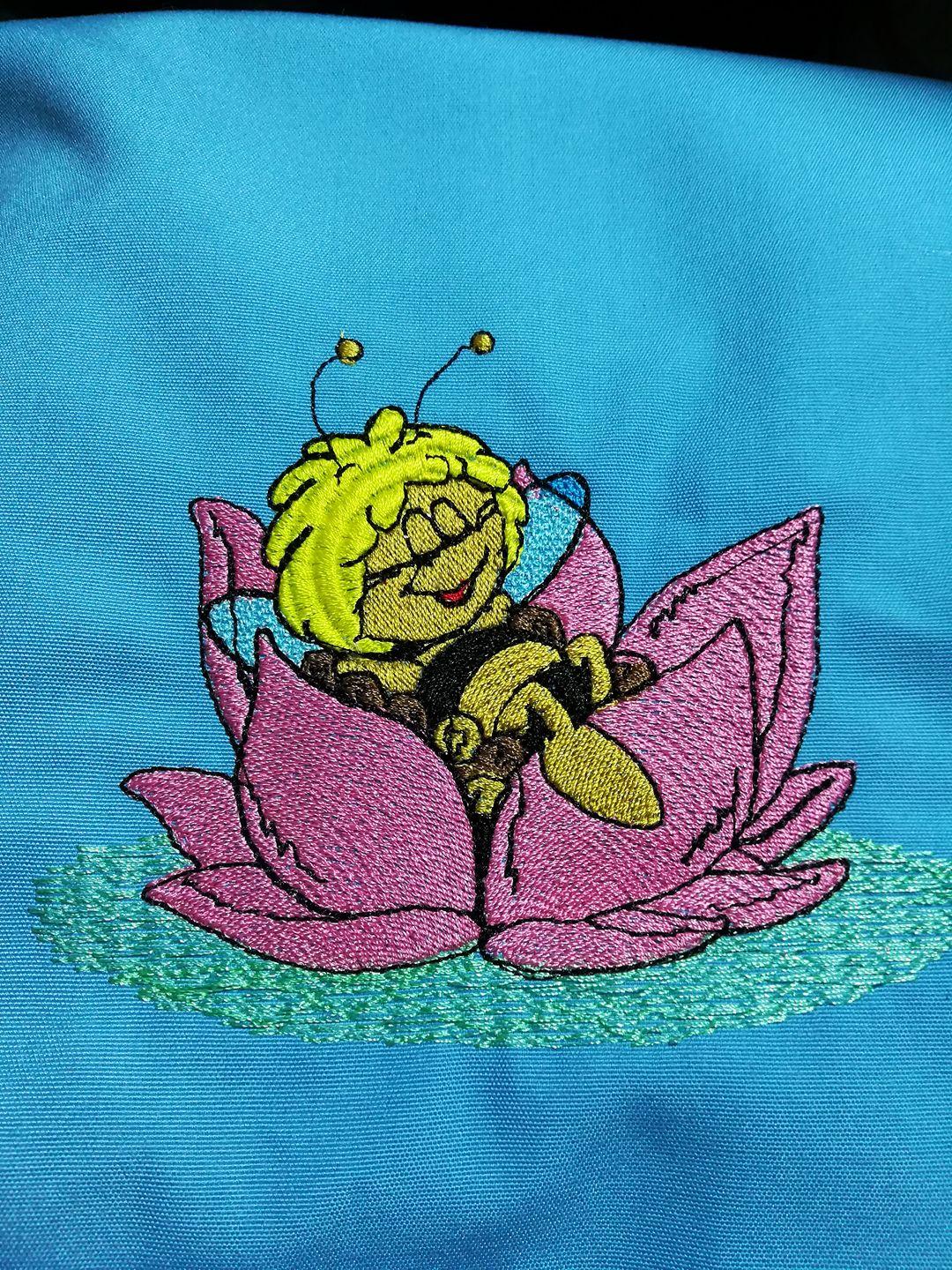 Free bee embroidery design
