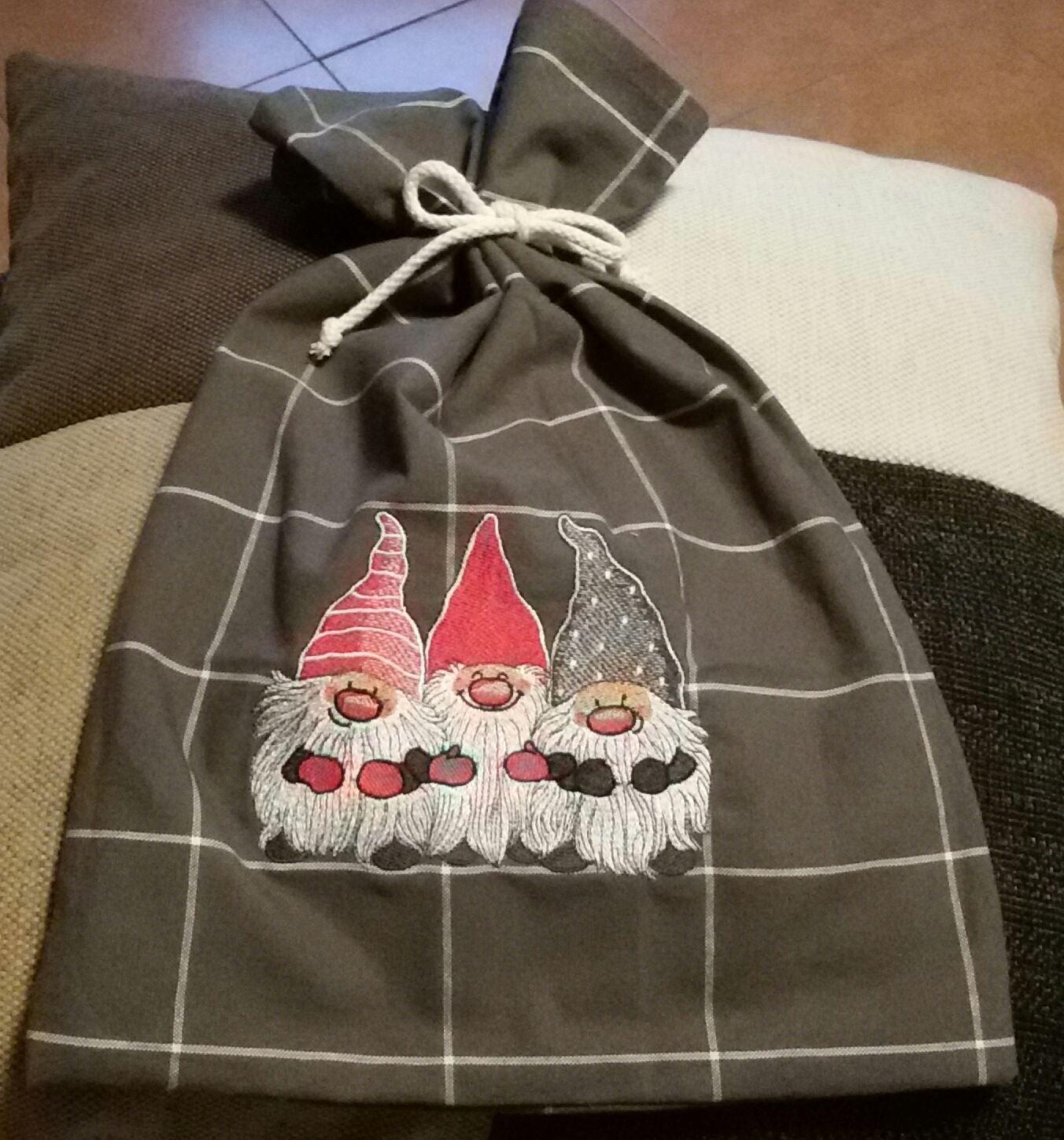 Embroidered bag with Dwarves design