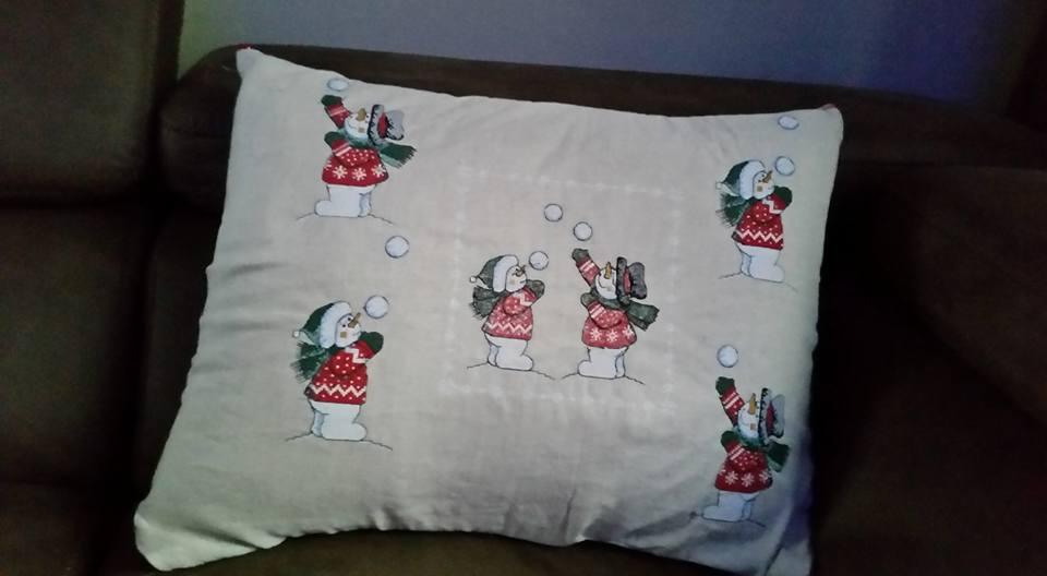 Christmas cushion with snowboy and snowgirl free embroidery design