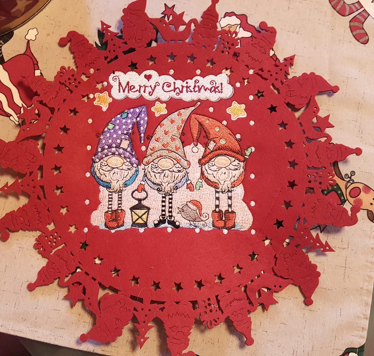 Embroidered napkin with Three gnomes design