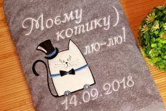 Embroidered towel with Square cat design