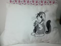 Embroidered cushion with Funny cat free design