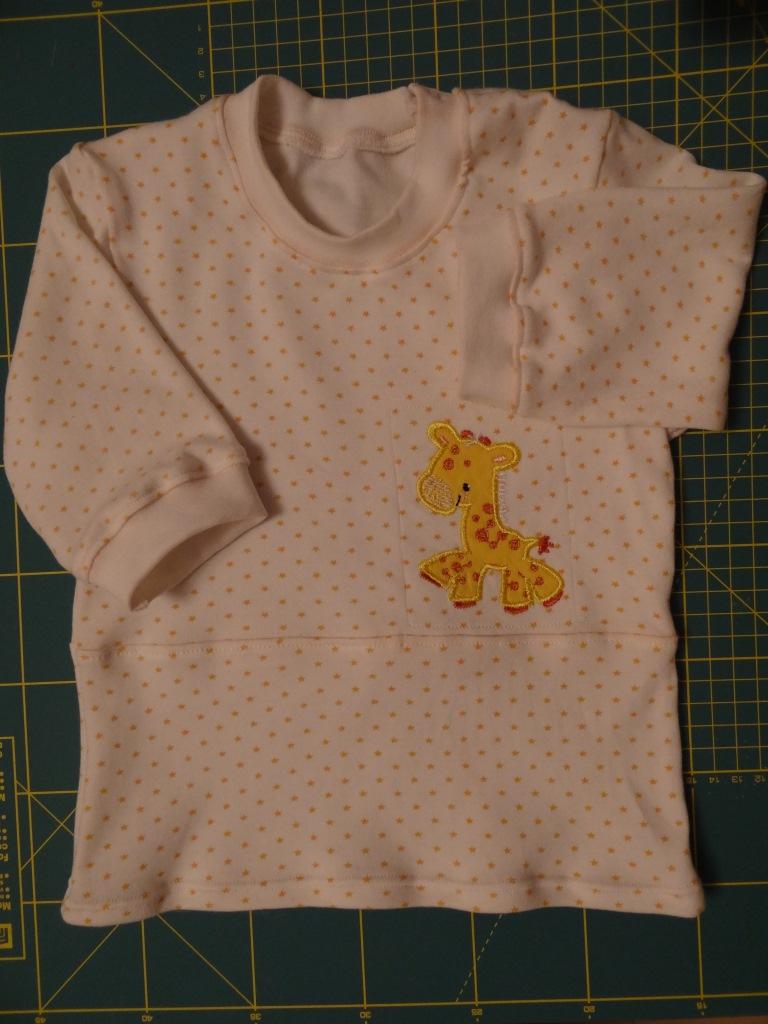 Baby outfit with giraffe applique free design