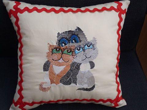 Embroidered pillow with cats free design