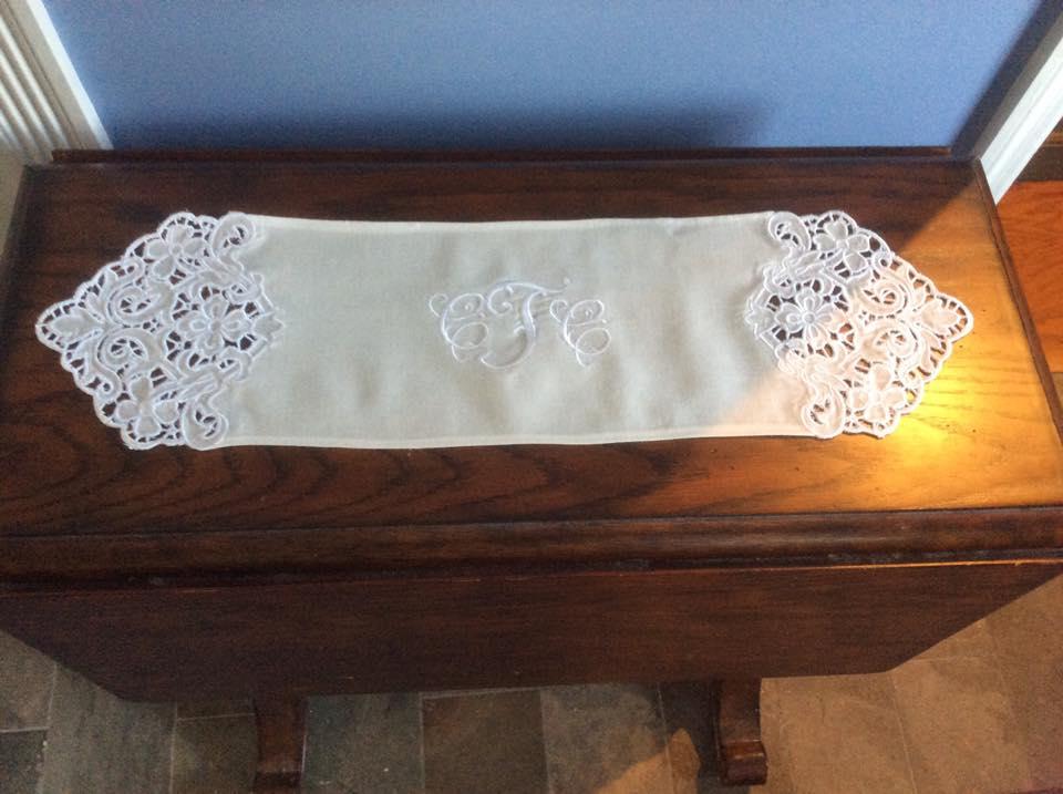 Embroidered napkin with free design