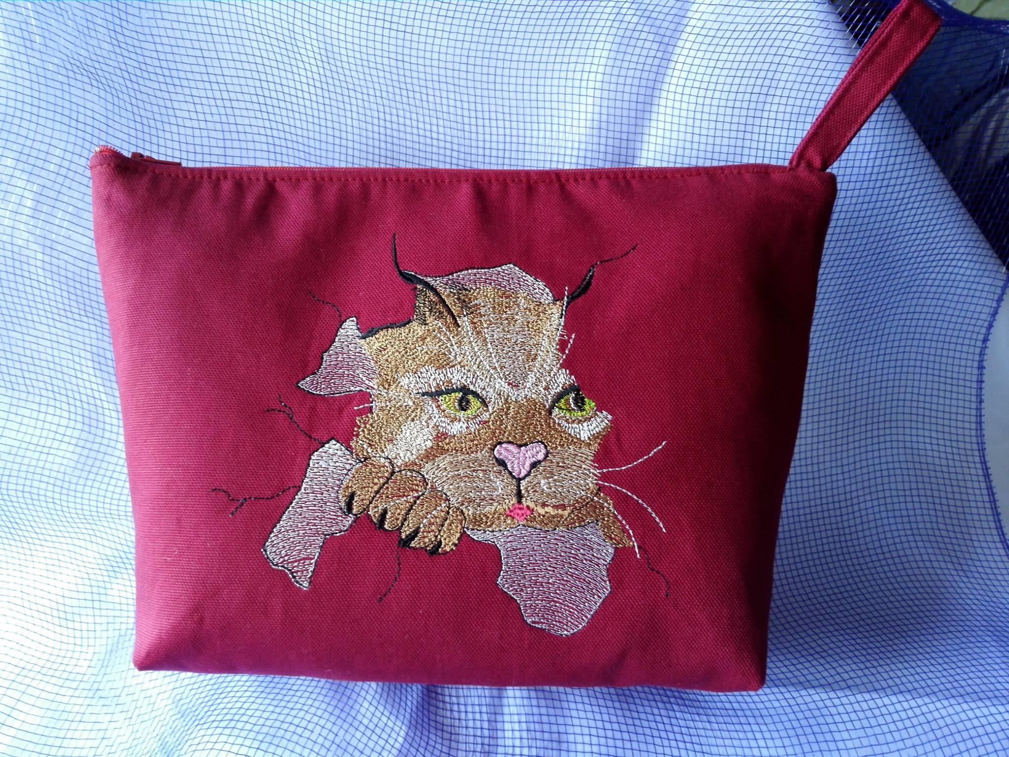 Small bag with angry cat free embroidery