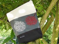 Embroidered bag with dandelion free design