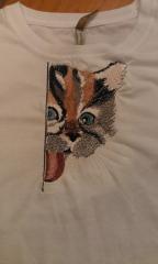 Embroidered t-shirt with angry cat design