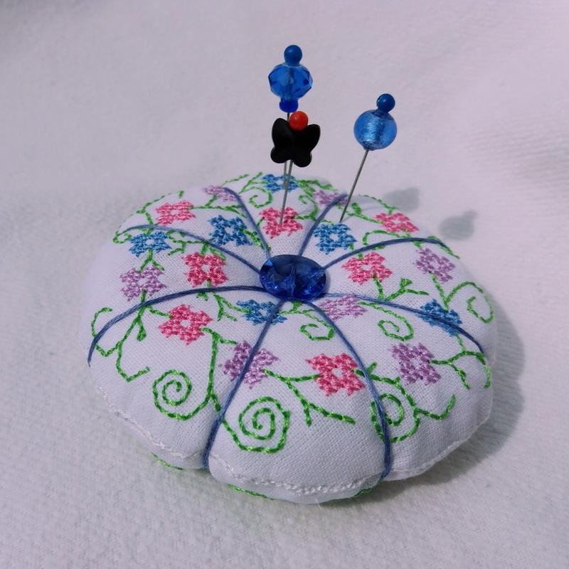 More information about "Embroidery techniques: Sewing a pumpkin-shaped pincushion"