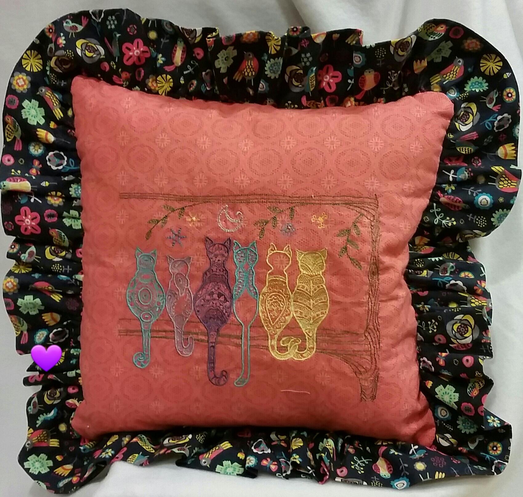 Embroidered cushion with Cats' backs free design
