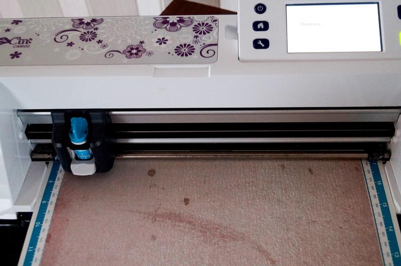 Placing the fabric on the cutting mat Fabric on ScanNCut cutting mat