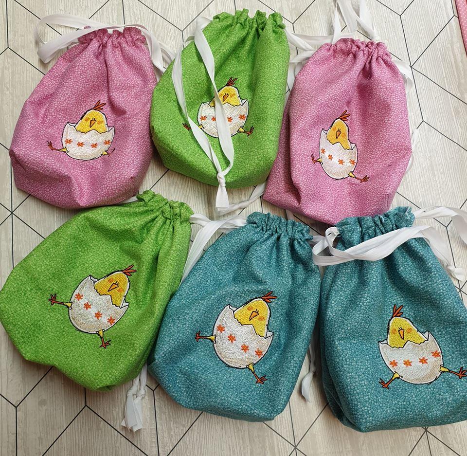 Embroidered bags with Easter chickens design