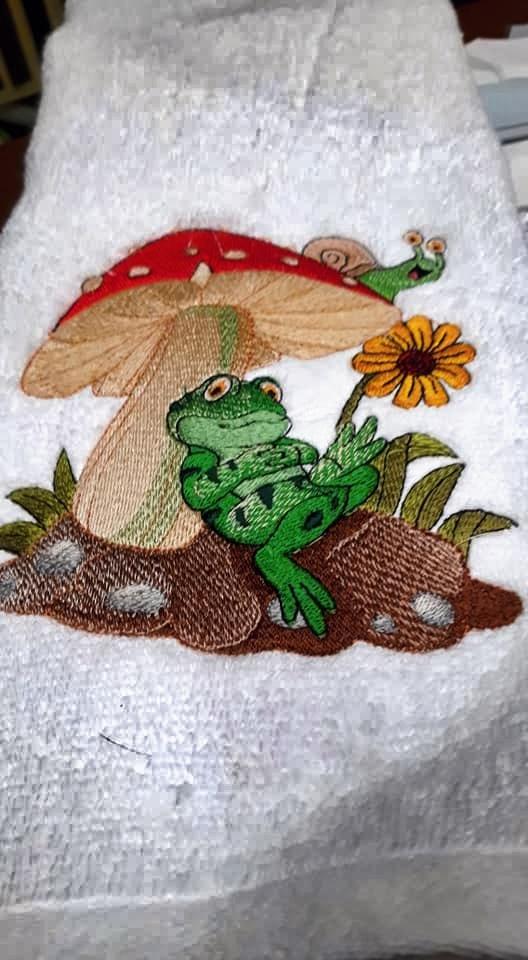 Embroidered towel with Frog under mushroom design