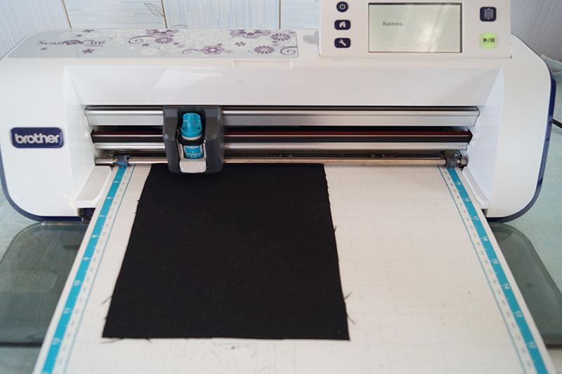 Cutting with ScanNCut Black fabric on ScunNCut scanning mat