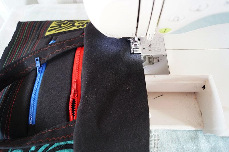 Sewing the bag Hawaiian bag with red and blue zippers