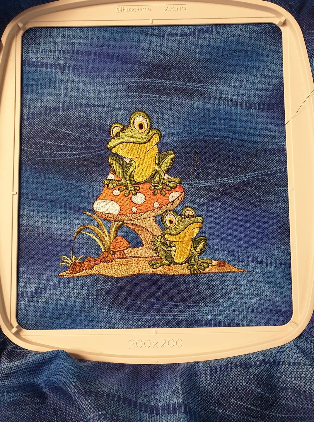 Two frogs embroidery design on hoop