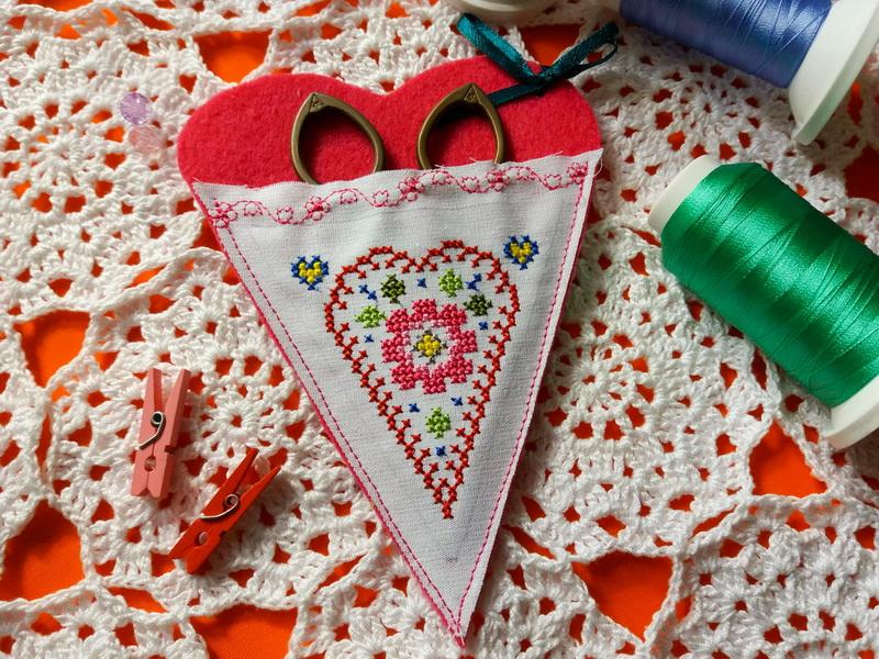 More information about "Heart-shaped scissors holder with embroidery"