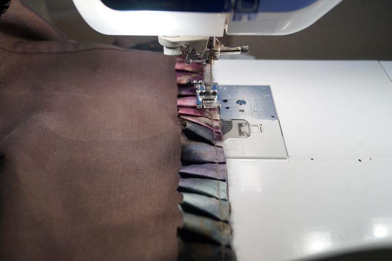 Stitching the ruffled ribbon to the front Attaching ruffled satin ribbon to the front part of jacket