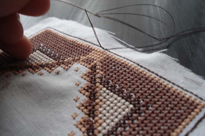 Sewing two parts with an invisible stitch Thread joining corner and center