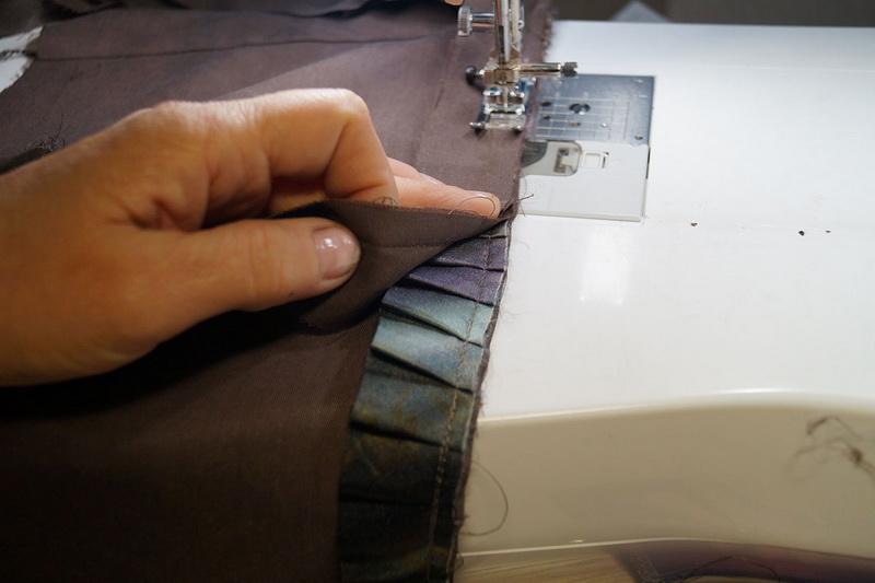 Stitching facing to the ribbon Stitching facing and ruffled satin ribbon