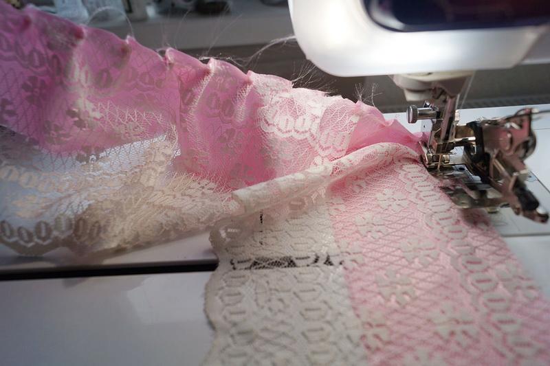 Ruffling lace and fabric at the same time Ruffling simultaneusly fabric and lace