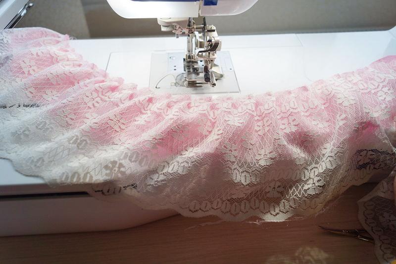 Pleating lace and lining fabric together Fabric and lace simulteneusly ruffled