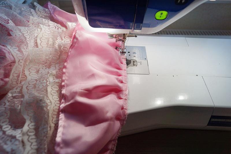 Wrong side of the dress skirt Stitching lace to lining wrong side