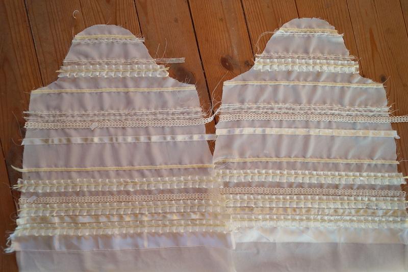 All that remains is to sew the sleeves White sleeves with ruffles not sewn