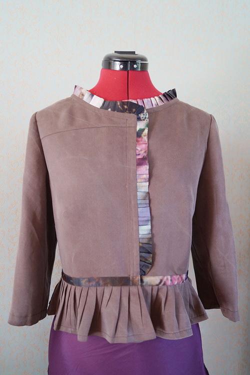 Jacket decorated with basque and ruffles Jacket with basque and ruffled satin ribbon