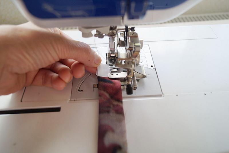 Ruffling a many-colored ribbon Pleating colored ribbon