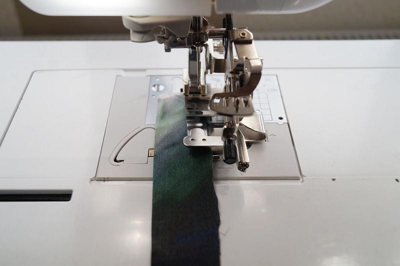 Pleating a green ribbon Ruffling green ribbon