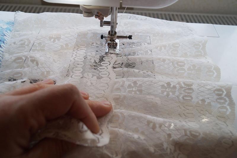 Stitching pieces of lace Stitching together two pieces of lace