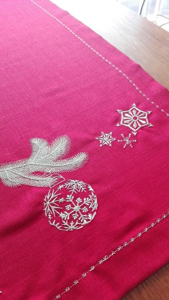 Embroidered napkin with Christmas ball design