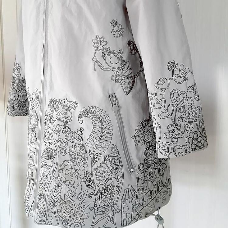 Raincoat decorated with outline embroidery