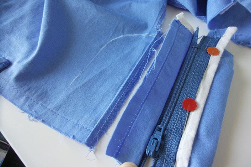 Zipper aligned with the edge of the pants