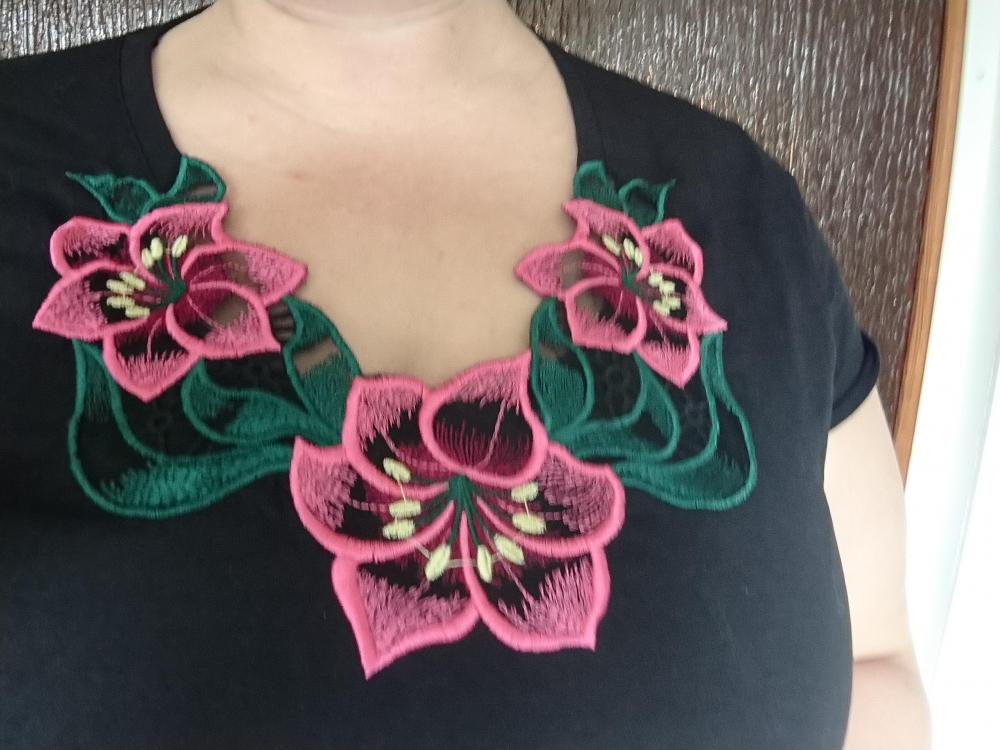 Shirt with flower collar
