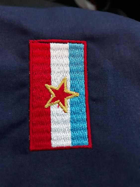 Embroidered flag without pull compensation