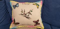 Подушка с машинной вышивкой кошки с бабочками