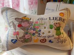 Embroidered cushion with Loving cows free designs