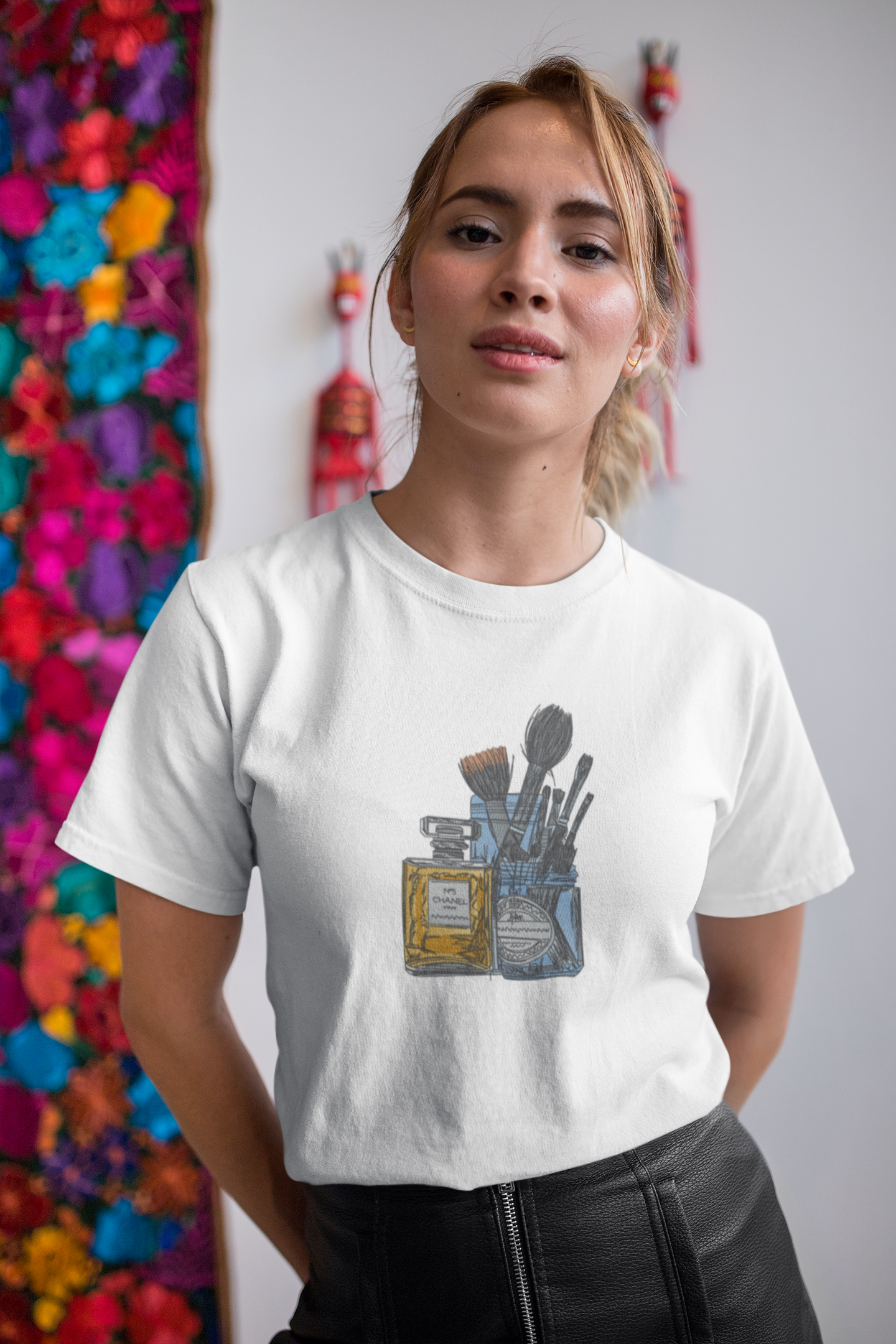 Embroidered t-shirt with Make up set design